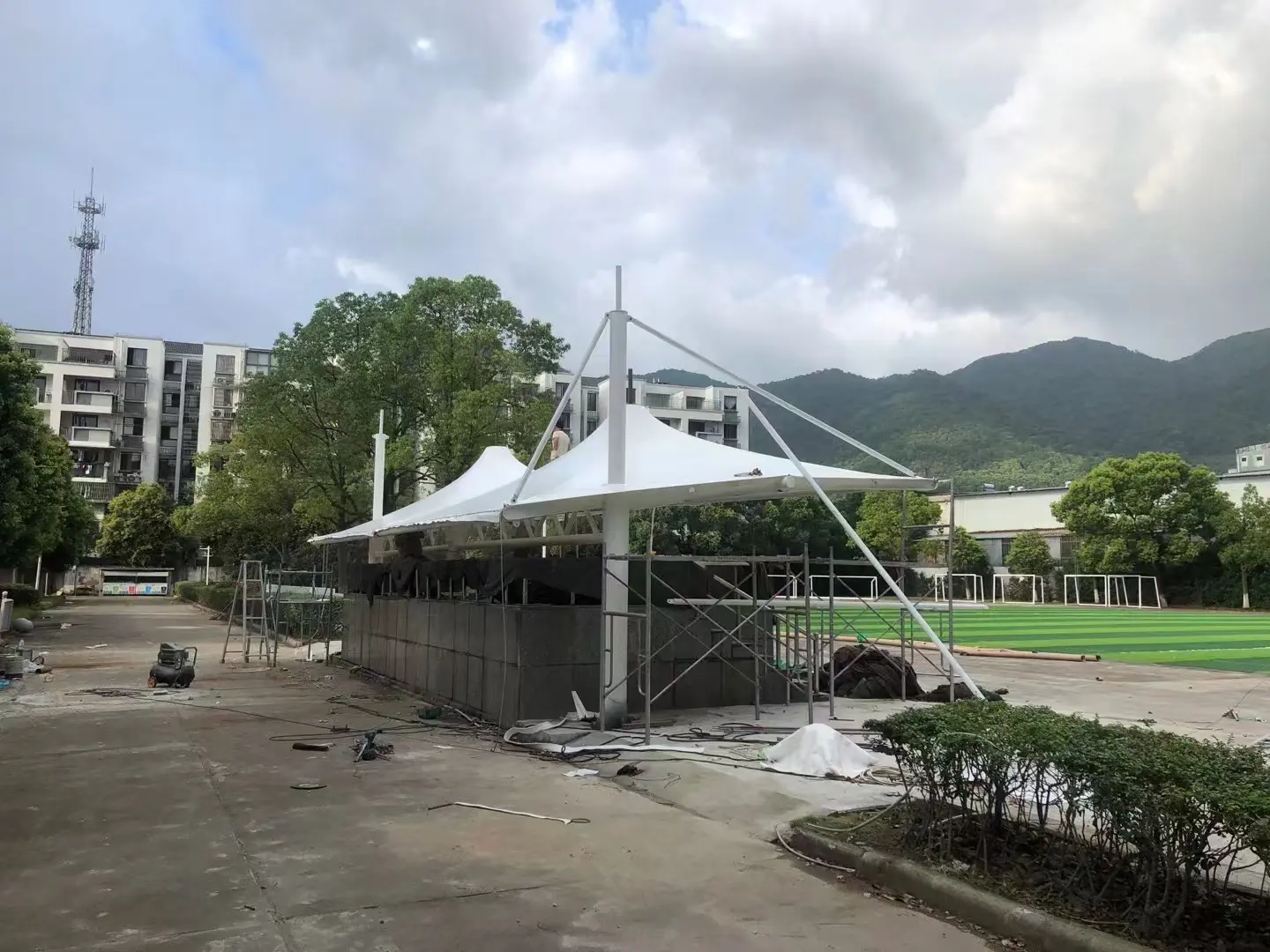 2026年贵州红花岗停车棚球场棚改造纪实:老旧雨棚换新,运维压力怎么降